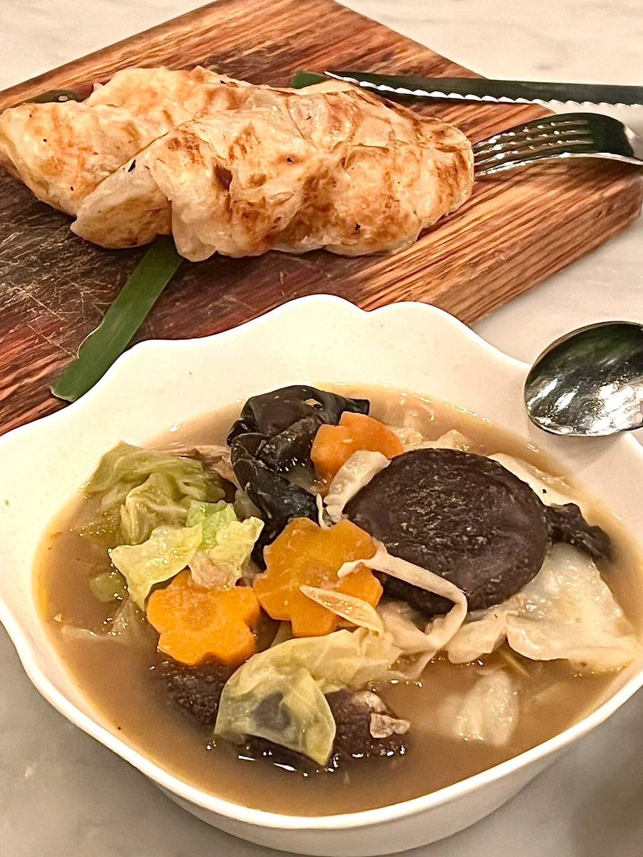 Keysahoki's tweet image. My sister booking the nice restaurant for us to relax on weekend. And take the photo of theirs foods it's all i been done 😆📷 😆
