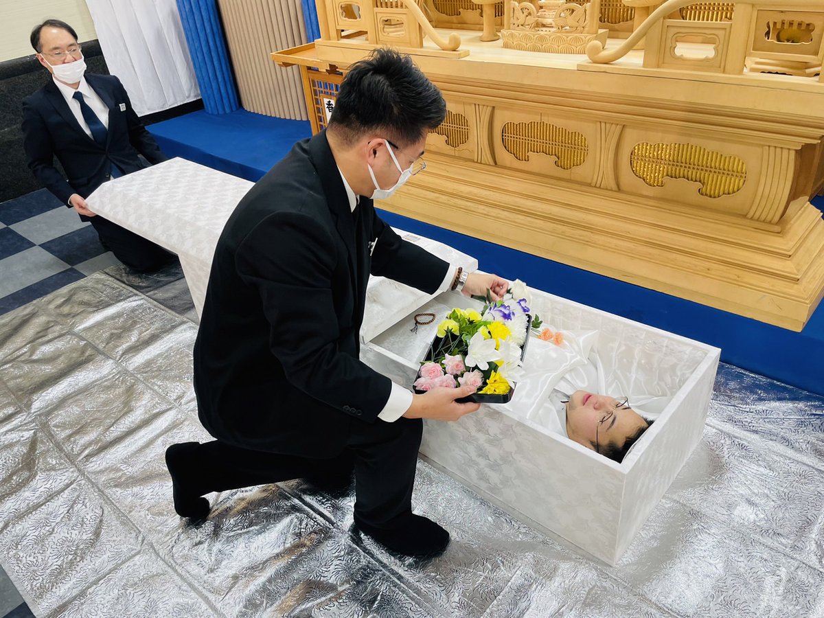 kaneshuuchida's tweet photo. 先日、開催しました「入棺体験」の様子です☺️

練馬区議会議員の辻先生にご協力いただきまし��様子を撮影させていただきました💃

何とも言えない不思議な体験だったそうです🙌

#練馬区 #北町 #板橋区 #徳丸 #入棺体験 #葬儀 
#東武練馬区民ホール #金周内田 #まちゼミ https://t.co/hSMfB2dLHY