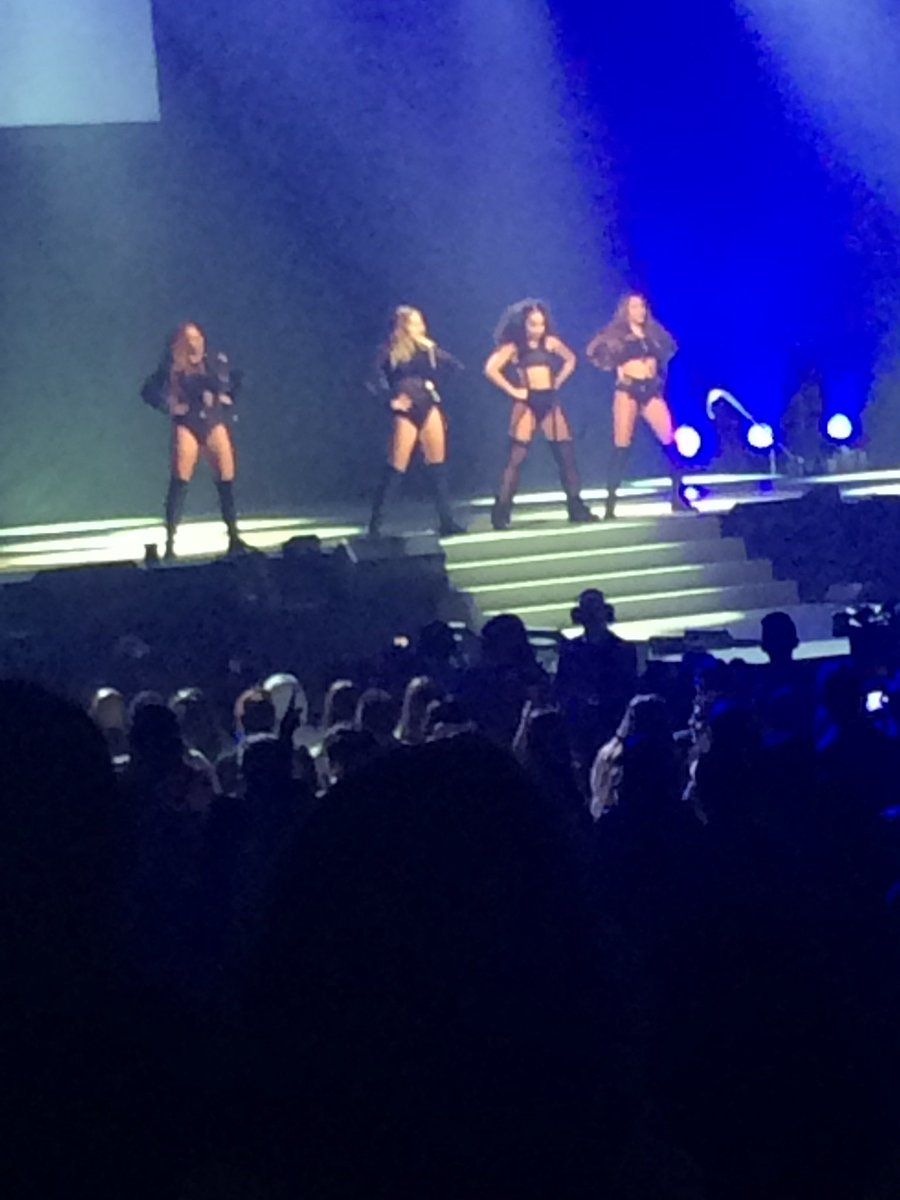 Itsinvisiblem's tweet photo. @mixermanagement First and only time Opening act for ariana grande Dangerous Woman Tour 2017 https://t.co/pFZV230Xh4