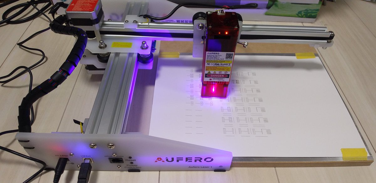 danchimodels's tweet image. うちのレーザー加工環境。
#AUFERO 5wクラスの安価品。
これを #LigitBurn で動作させています。
1/150スケールのコンクリート造ストラクチャーに使用する1.0mm厚のボール紙をカットするには今のところ出力は十分だが、写真前後方向の精度が悪く、0.5mm程度の位置ズレがたまにあるのが難点。