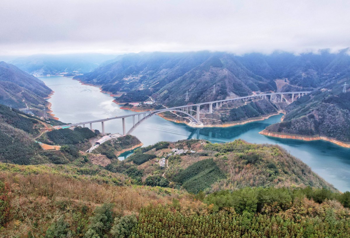 XisMoments's tweet photo. With a span of record-breaking 600+ meters, the Tian'e Longtan Bridge in the #Guangxi Zhuang autonomous region, the world's longest steel-reinforced concrete arch bridge in terms of span, opened to traffic on Thursday. #ChineseInfrastructure https://t.co/Jhu1LqQPCu