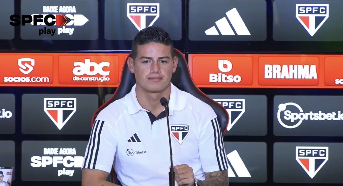 futebol_info's tweet photo. ⚠️ James Rodríguez não viajou com a delegação do São Paulo para Belo Horizonte porque não quis.

O meia colombiano não seria utilizado pelo técnico Thiago Carpini e decidiu ficar em SP. Até os atletas lesionados viajaram, como Igor Vinícius e Rodrigo Nestor.

O jogador entendia que tinha condições de estar em campo na decisão de amanhã.

É mais um capítulo na relação cada vez mais distante entre James e São Paulo, que vivem um momento bastante frio.

🗞 @geglobo
📸 Reprodução/SPFC Play