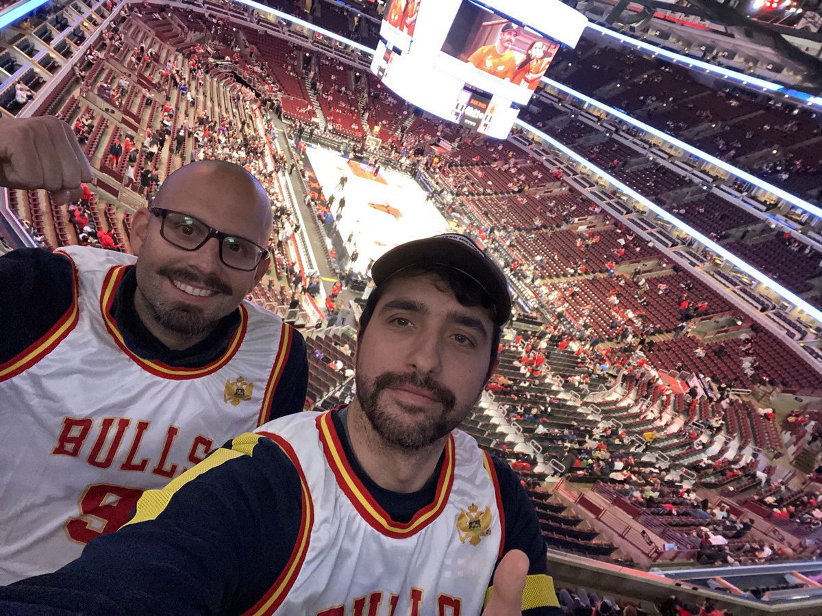 qgomez's tweet photo. (Al menos) 3 coaches de la promoción del #CES2014 en el #UnitedCenter de Chicago para disfrutar de un Kings vs Bulls https://t.co/YdA6XtRiri