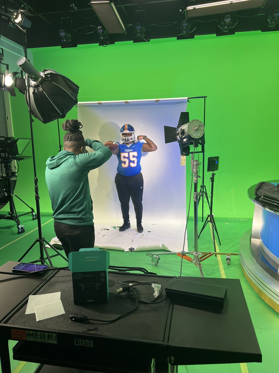 DeuceWhite67's tweet photo. Thanks @CoachTrist @Coach_Cezar97 @SavannahStateFB for the visit I had a great time loved the atmosphere💙🧡 https://t.co/93Ao2hnvfn
