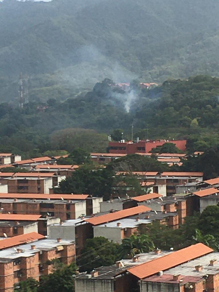 MueveteCasarapa's tweet photo. #3Feb 3:00 p. m.
Siguen las quemas de vegetación y de basura.
Tres focos al suroeste del Parque José María Cartaya, Nueva Casarapa, cerca de la destruida y nunca reparada carretera hacia Ciudad de Los Muchachos.
¡Alcalde @Freddy_Rod13!
#AmbienteGG #BasuraGG
Fotos: @ecolina13 https://t.co/ODpSnizvie