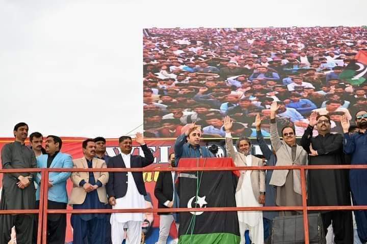 WasimRahimoon1's tweet photo. Chairman Pakistan People's Party Bilawal Bhutto Zardari addressing an election #Jilsa in Chachro Tehsil of Tharparkar District
@Dostmuhammad_
@UARahimoon @MediaCellPPP @PPP_Org #BilawalBhuttoZardari
#Chachro #JeayBhutto https://t.co/x1jRlo9iGw