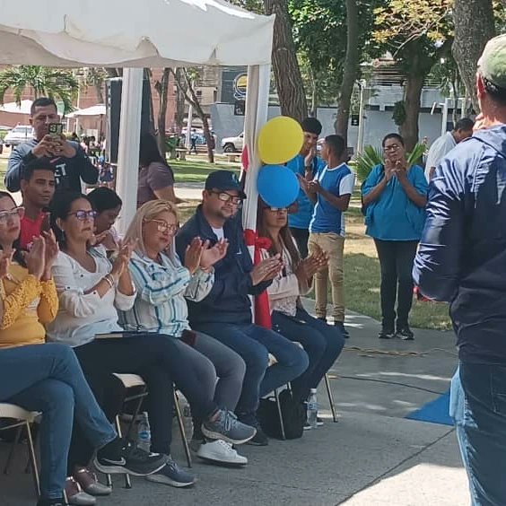 sifontescarlos's tweet photo. 03Feb. Desde la Plaza Bolívar en el Municipio Simón Rodríguez Presentes en la Conmemoración de *229 ANIVERSARIO* del Natalicio del *Gran Mariscal de Ayacucho Antonio José de Sucre.* 
@NicolasMaduro @mppeduniv @sandraoblitasr @luismarcanos https://t.co/mSkAyIfV9C