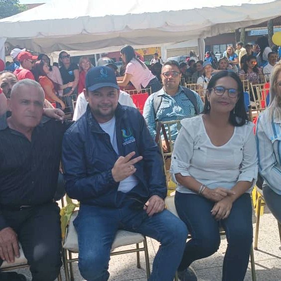 sifontescarlos's tweet photo. 03Feb. Desde la Plaza Bolívar en el Municipio Simón Rodríguez Presentes en la Conmemoración de *229 ANIVERSARIO* del Natalicio del *Gran Mariscal de Ayacucho Antonio José de Sucre.* 
@NicolasMaduro @mppeduniv @sandraoblitasr @luismarcanos https://t.co/mSkAyIfV9C