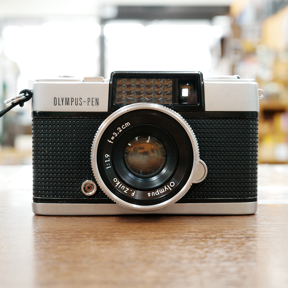 champcamera's tweet photo. 中古 #OLYMPUS #PEN_D(#分解清掃済)¥24,000
By #青葉台
PENシリーズの上位機種PEN Dのシリーズ初代!
シャッターも最速1/500秒になり、32mmF1.9と大口径に。
より露出に融通が利くようになっています!
#ハーフカメラ #フィルムカメラ
https://t.co/WV5EjOtVbb https://t.co/V6Vt8A9Gur