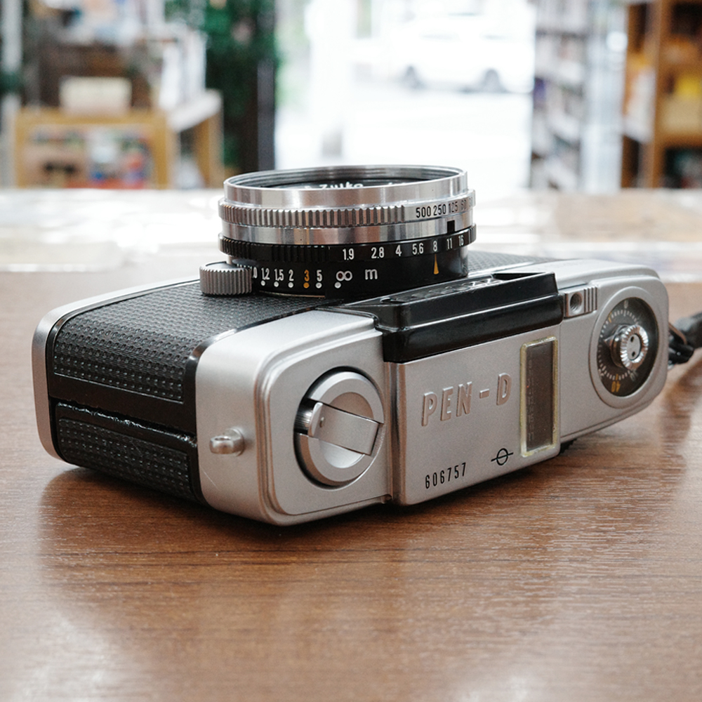 champcamera's tweet photo. 中古 #OLYMPUS #PEN_D(#分解清掃済)¥24,000
By #青葉台
PENシリーズの上位機種PEN Dのシリーズ初代!
シャッターも最速1/500秒になり、32mmF1.9と大口径に。
より露出に融通が利くようになっています!
#ハーフカメラ #フィルムカメラ
https://t.co/WV5EjOtVbb https://t.co/V6Vt8A9Gur