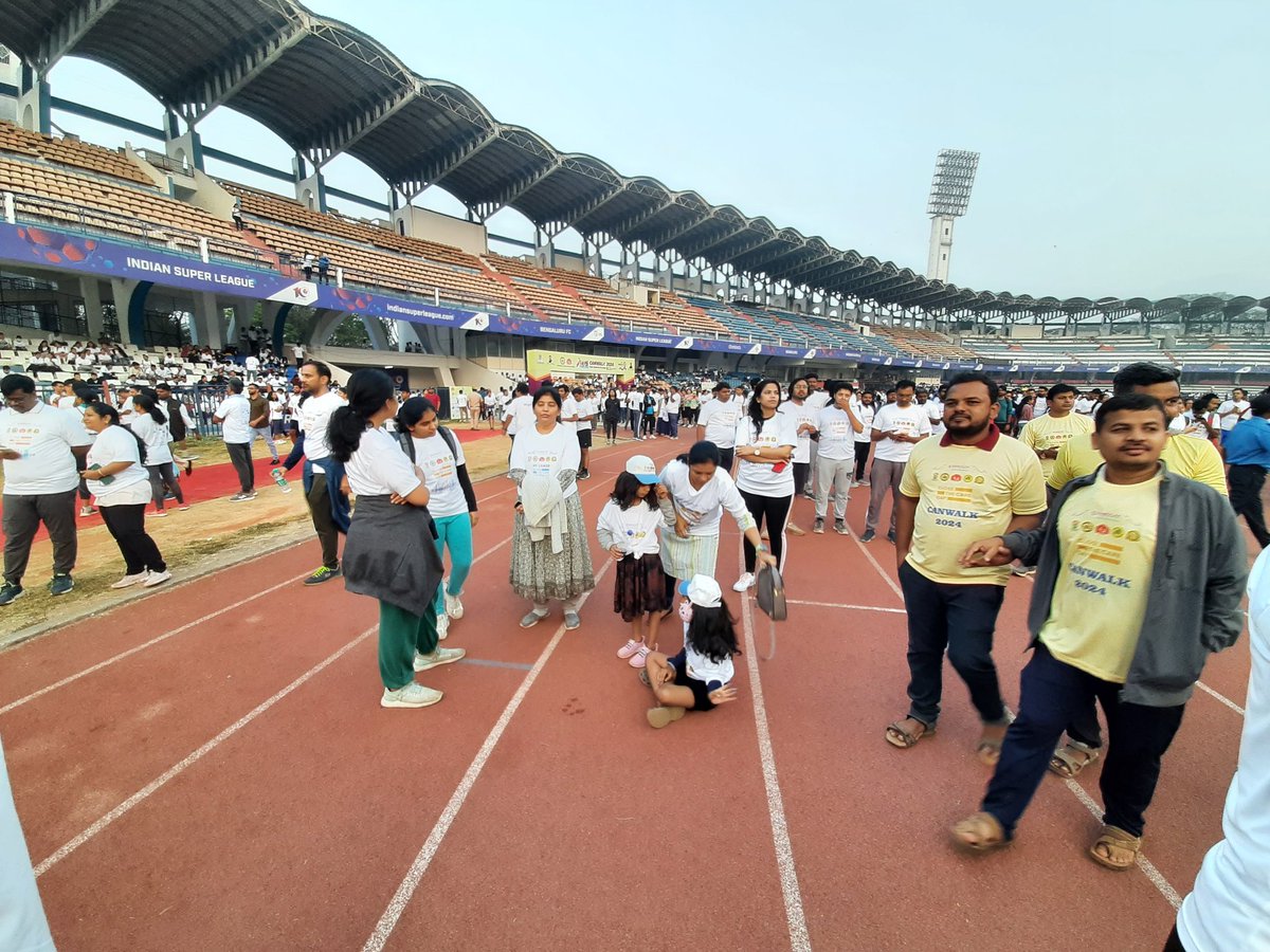 Ananthaforu's tweet photo. Participants who arrived as early as 5:30am to take part in #Canwalk are seen still waiting for the walkathon to begin even after 7AM for reasons like Minister's arrival, celebrity arrival and what not. The very essence of the event gets lost with such lack of punctuality
#Cancer https://t.co/4fvDDGAPpS