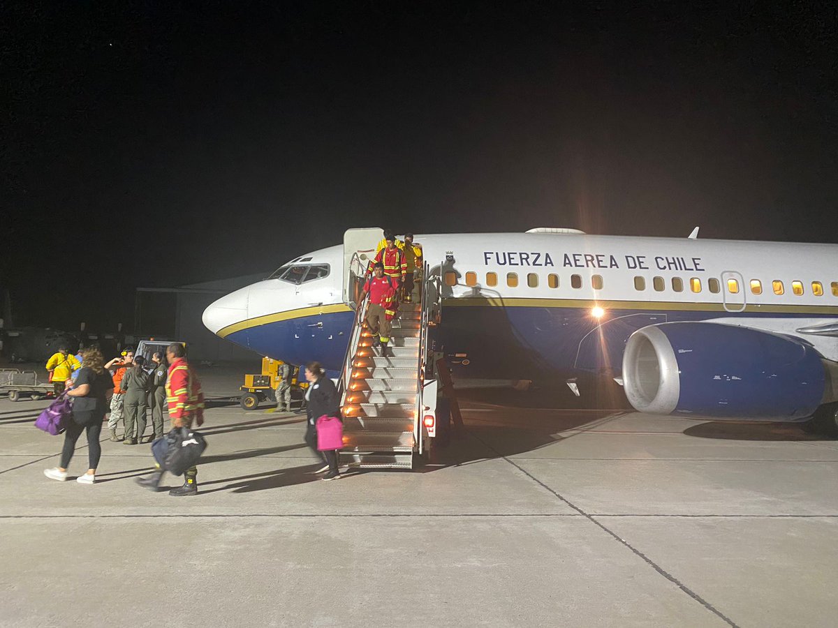 FACh_Chile's tweet photo. Ya arribaron a #Santiago los Brigadistas de @CONAF_Minagri, que fueron trasladados por la tripulación de un ✈️Boeing 737 del Grupo de Aviación Nº 10 #FACH y que colaborarán con las labores de control de los #IncendiosForestales que afectan a la región de #Valparaíso. https://t.co/m1SegyicX8