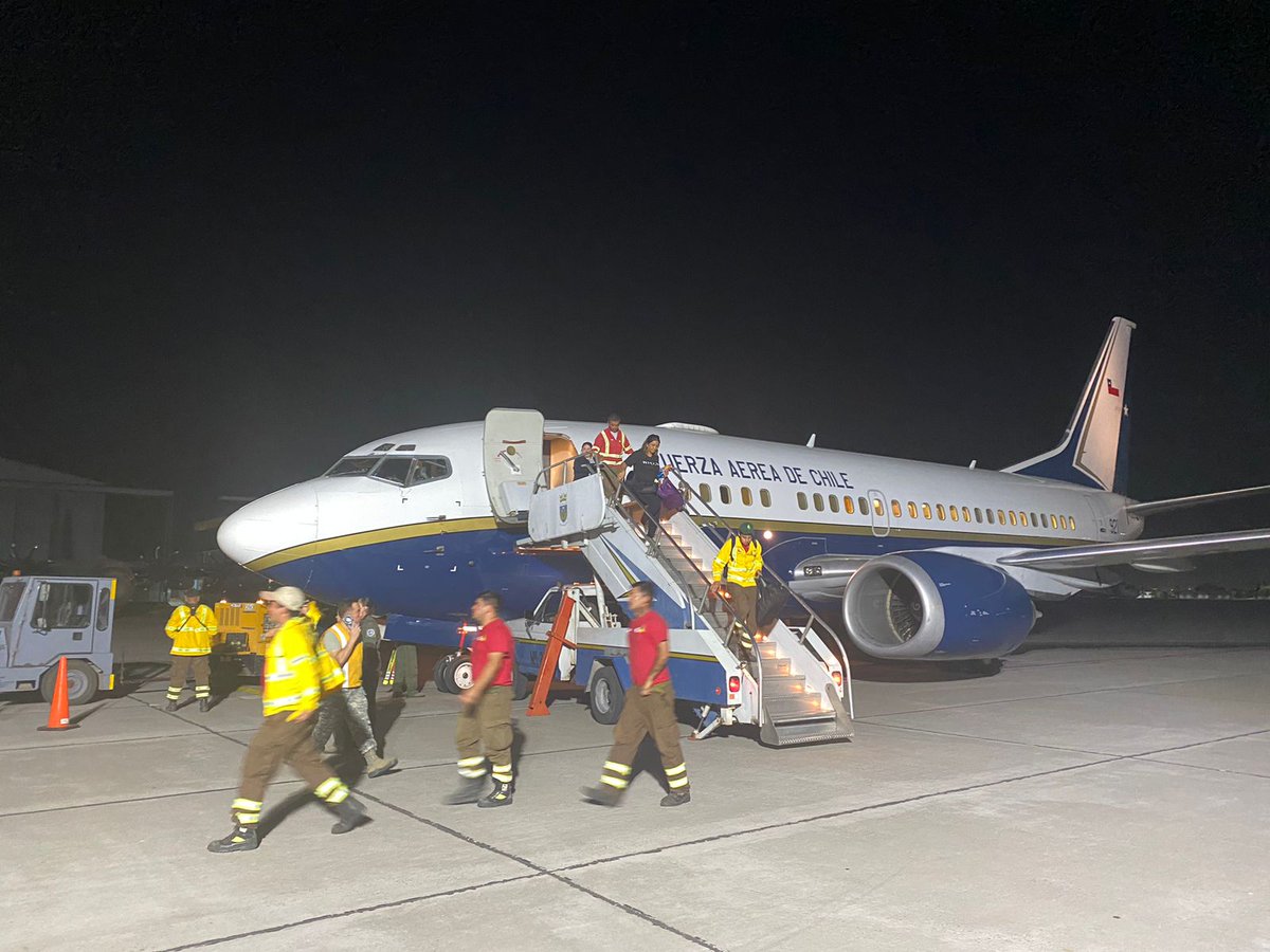FACh_Chile's tweet photo. Ya arribaron a #Santiago los Brigadistas de @CONAF_Minagri, que fueron trasladados por la tripulación de un ✈️Boeing 737 del Grupo de Aviación Nº 10 #FACH y que colaborarán con las labores de control de los #IncendiosForestales que afectan a la región de #Valparaíso. https://t.co/m1SegyicX8