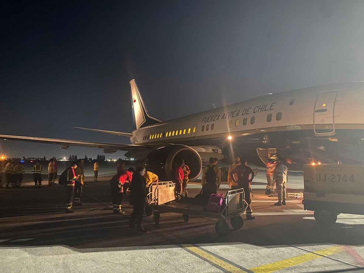 FACh_Chile's tweet photo. Ya arribaron a #Santiago los Brigadistas de @CONAF_Minagri, que fueron trasladados por la tripulación de un ✈️Boeing 737 del Grupo de Aviación Nº 10 #FACH y que colaborarán con las labores de control de los #IncendiosForestales que afectan a la región de #Valparaíso. https://t.co/m1SegyicX8