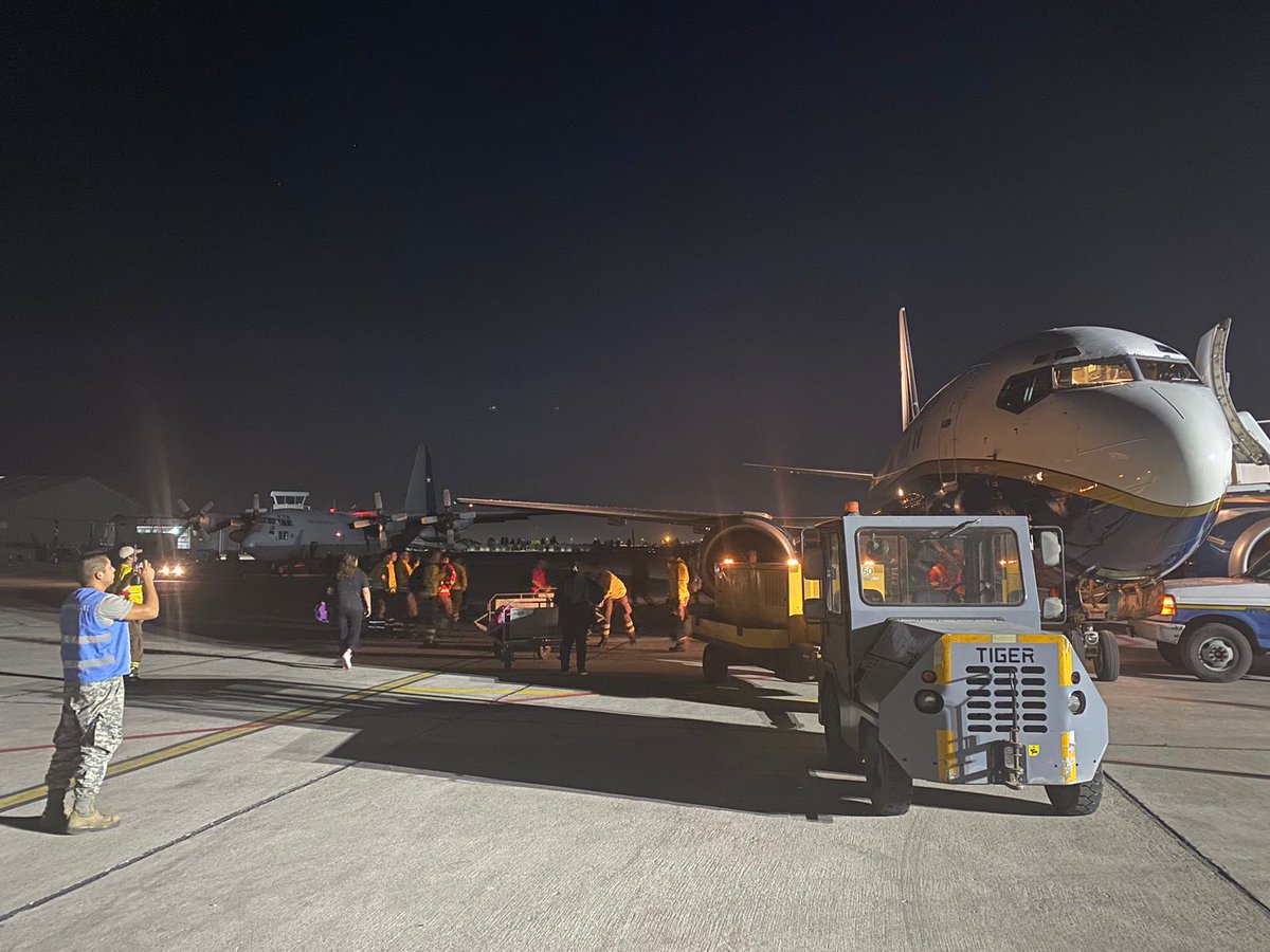 FACh_Chile's tweet photo. Ya arribaron a #Santiago los Brigadistas de @CONAF_Minagri, que fueron trasladados por la tripulación de un ✈️Boeing 737 del Grupo de Aviación Nº 10 #FACH y que colaborarán con las labores de control de los #IncendiosForestales que afectan a la región de #Valparaíso. https://t.co/m1SegyicX8