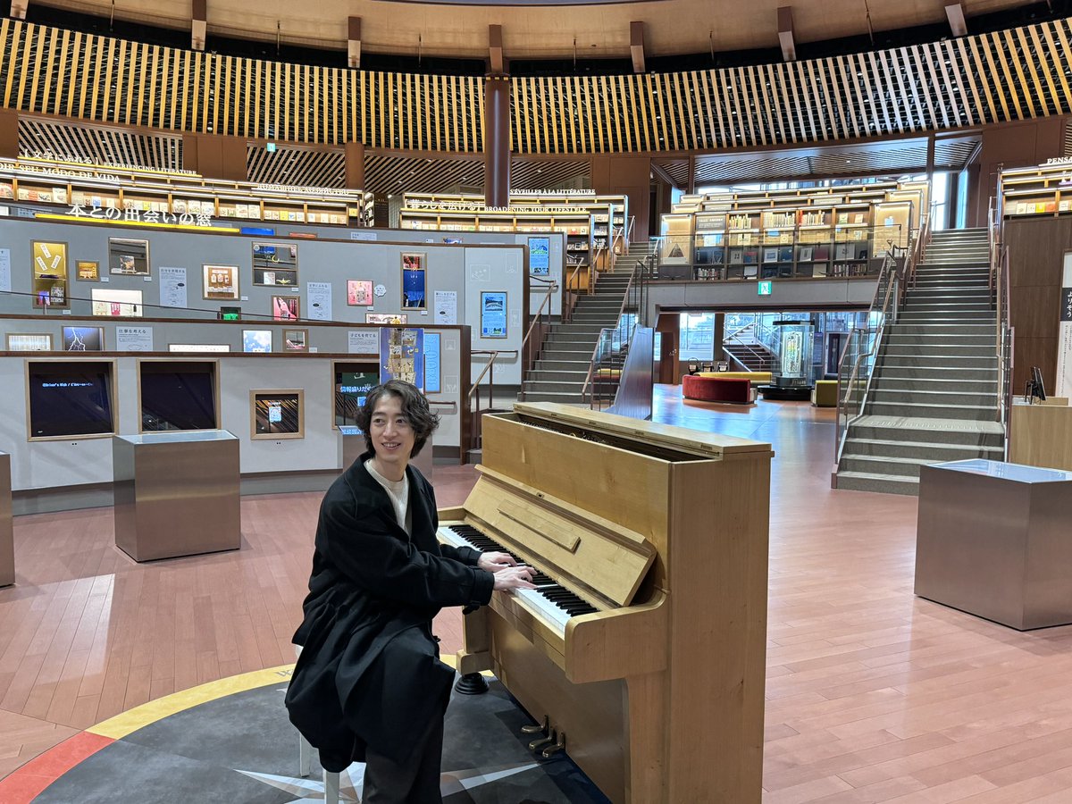 880hz's tweet photo. 石川県立図書館を訪れました。能登半島の木で作られたピアノは、とても優しい音がしました。素敵な場所でした。 https://t.co/vMjdetPRKu