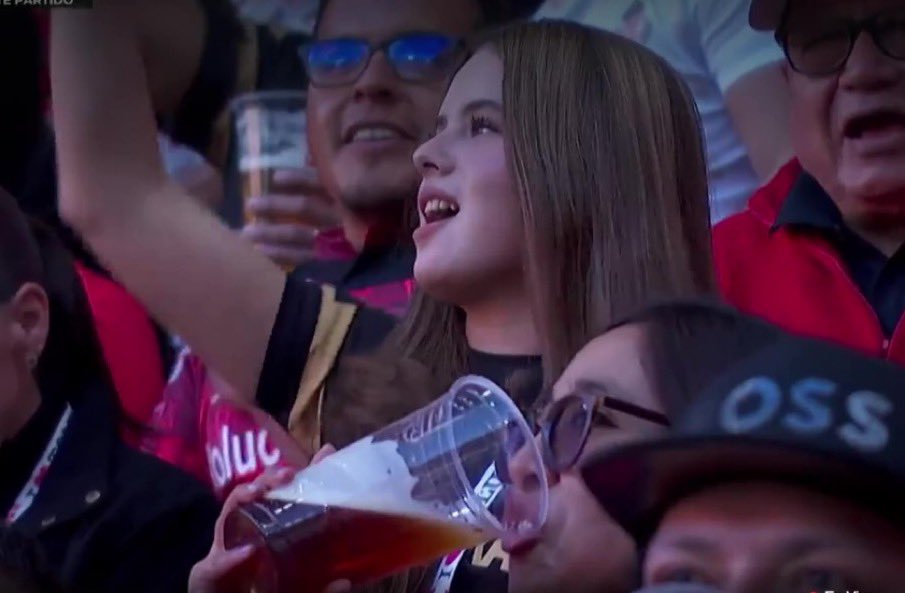 Tolucashitpost1's tweet photo. Güera, seguramente Priista y Catolica, aficionada del Toluca y de Neymar.

La mujer perfecta si existe https://t.co/7kvwbuvbzf