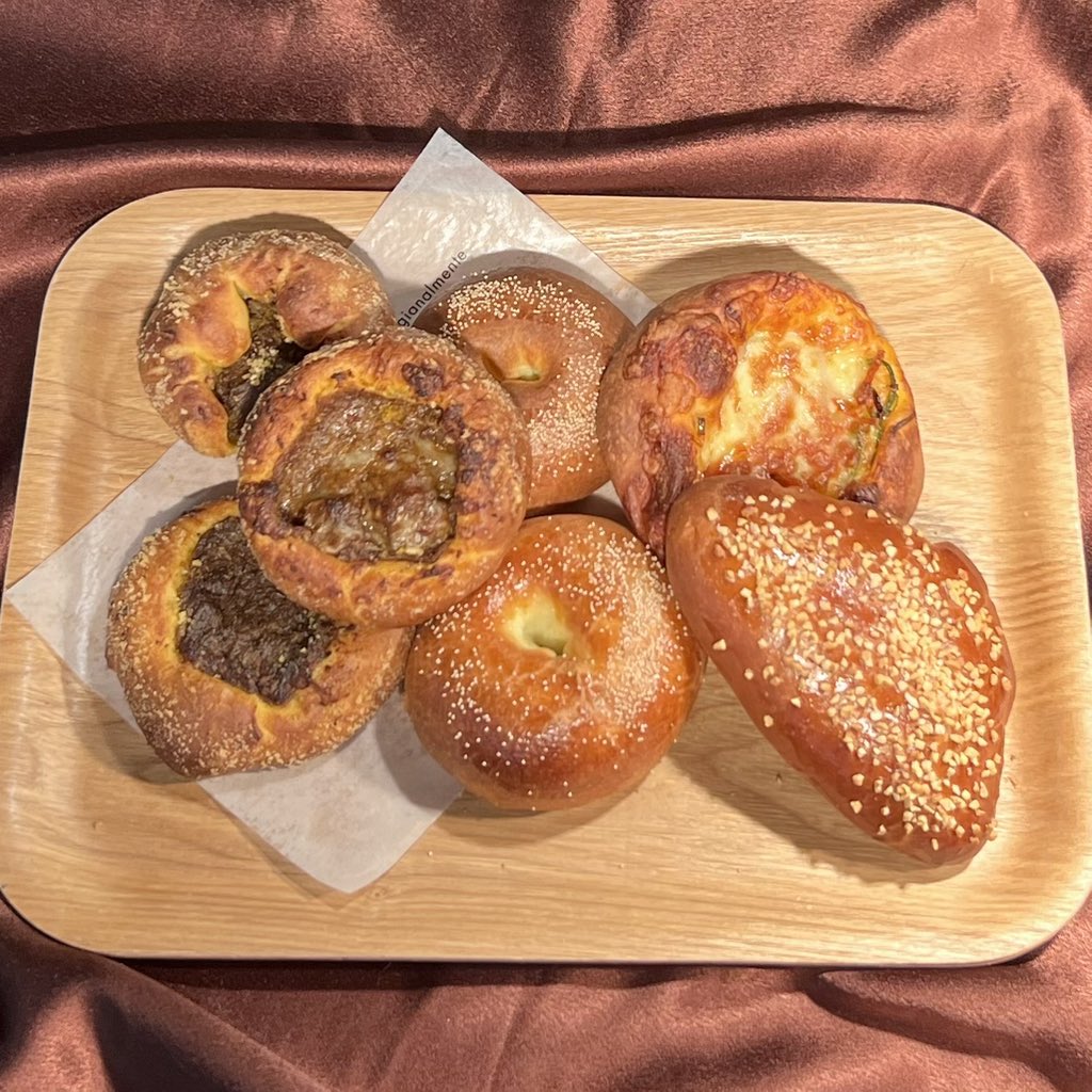 MusashinoChouri's tweet photo. 1階西洋料理コーナーではパンの販売を行なっています。焼きたてパン3個を500円で販売しています。イートインまたはテイクアウトでお楽しみください。ぜひお越しください。
https://t.co/o3wXTgM9gp
#武蔵野調理師専門学校 #学園祭 #fes #料理 #作品展 #パン #池袋 #模擬店 https://t.co/nrj2ErZpQr
