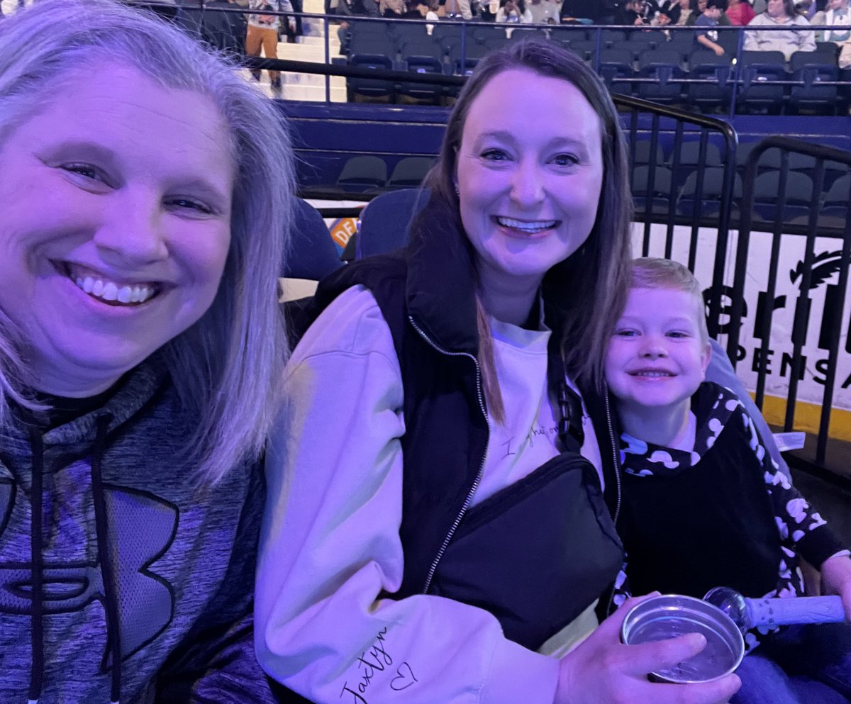 Lbrezinski3's tweet photo. #disneyonice https://t.co/bs1vGV0iii