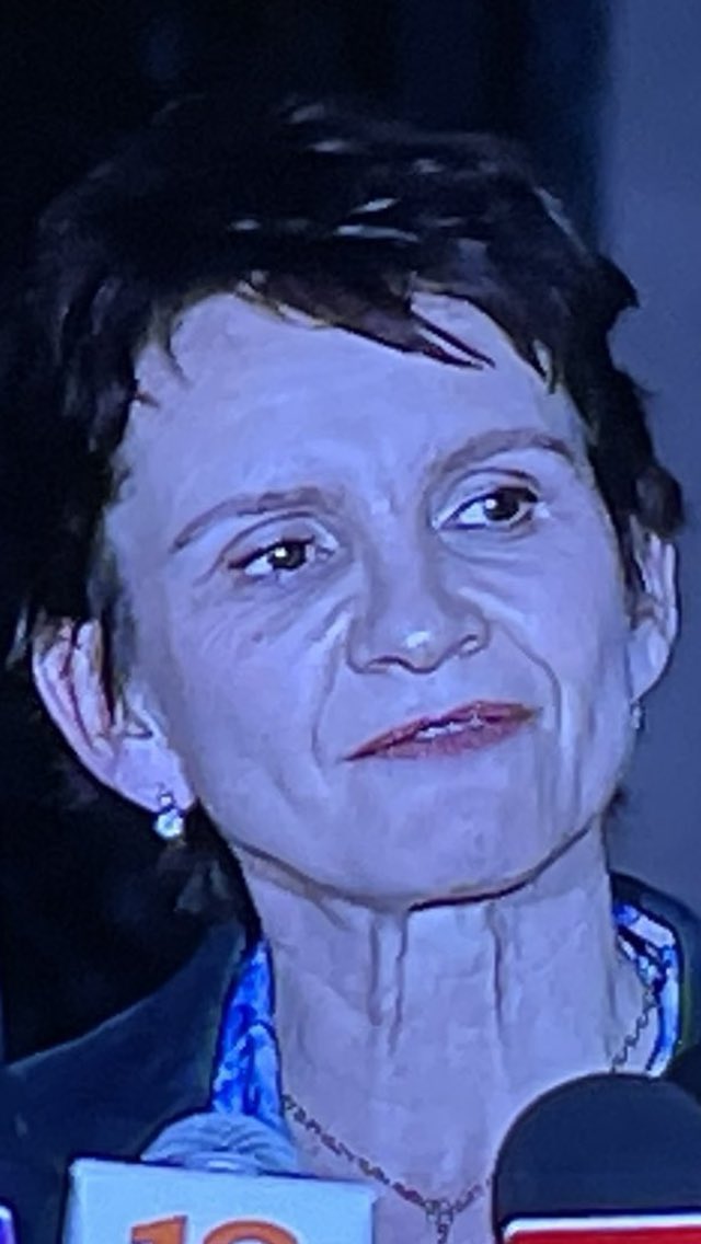 Esta maldita se refiere a nuestros compatriotas fallecidos y dice ;“ fueron recogidos de la vía pública ” ! MALDITA ASQUEROSA E INDOLENTE , los cuerpos humanos se LEVANTAN de un sitio  no sonDESPOJOS , la BASURA se recoge , indolente infeliz aprende a hablar 😡🇨🇱