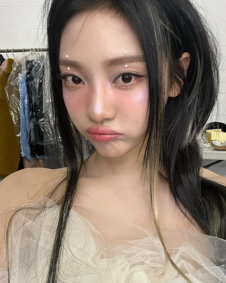 behind every photoshoots, there's a hungry cutiepie (me) counting down for break time. - ˕ •マ