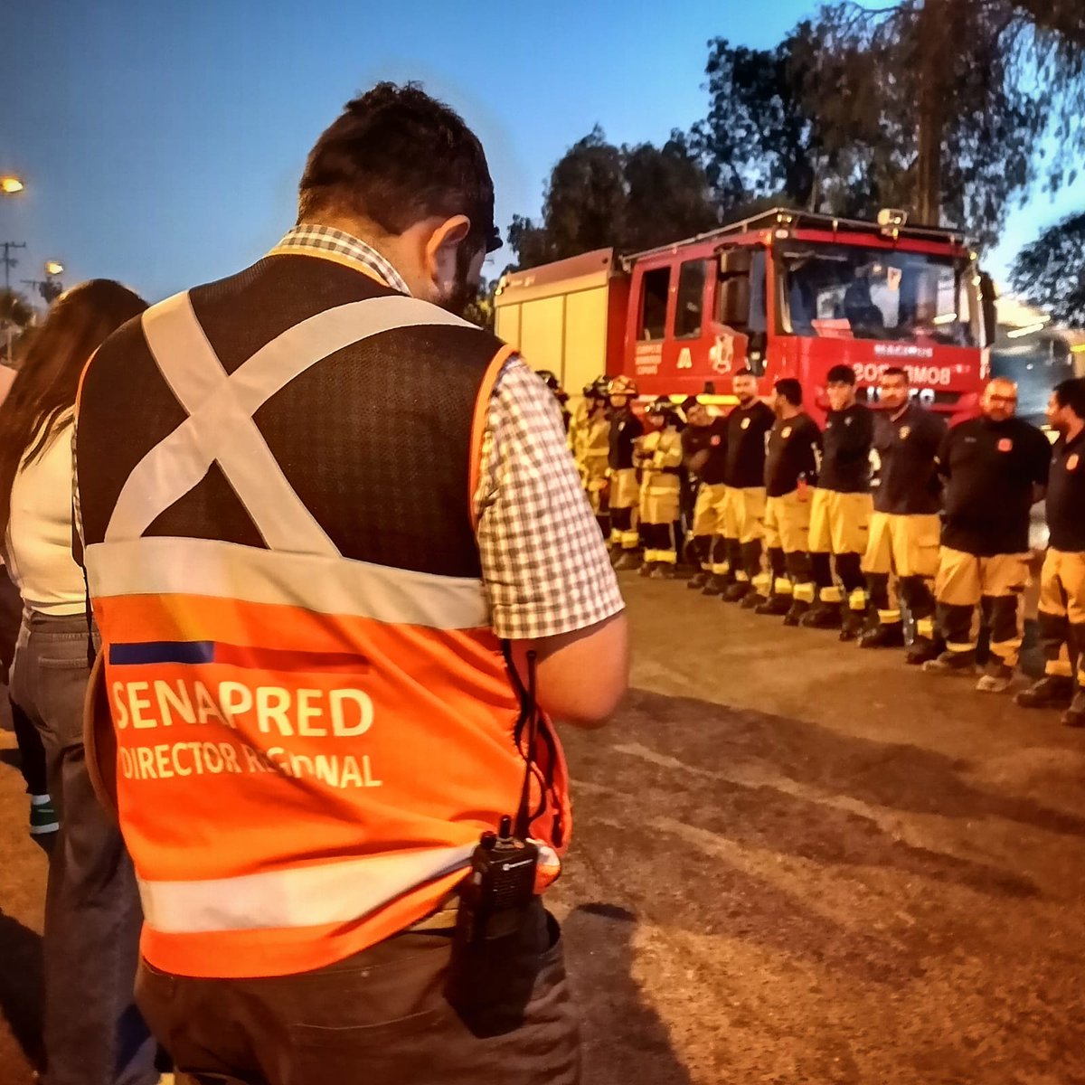 BomberosdeChile's tweet photo. 𝗙𝗨𝗘𝗥𝗭𝗔 𝗗𝗘 𝗧𝗔𝗥𝗘𝗔 
Imágenes de la fuerza de tarea de la Región de Atacama que van rumbo a la Región de Valparaíso en apoyo por los incendios forestales.  En la movilización van 15 carros y 70 Bomberos. https://t.co/xWgSwz6ori
