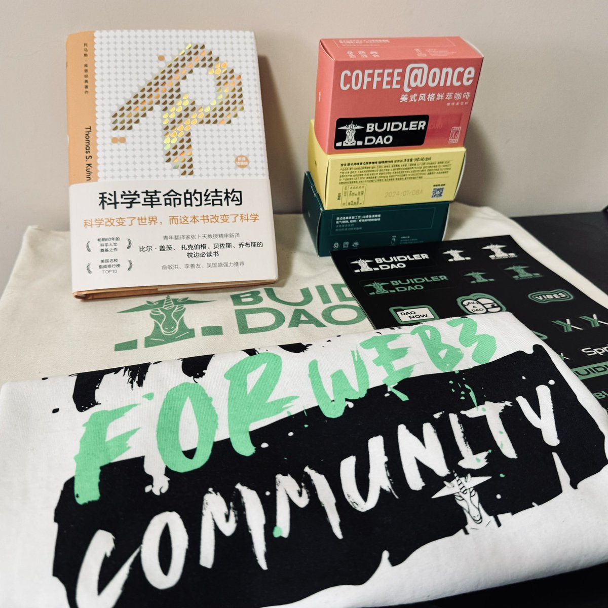 createpjf's tweet photo. #BuidlerDAO龙年好礼 第一次作为 Contributor收到“物理”空投！书和咖啡☕️都挺酷的，新的一年，Lets buidl hard for Web3 Community🦄！ @BuidlerDAO https://t.co/MAVMgwfAkc