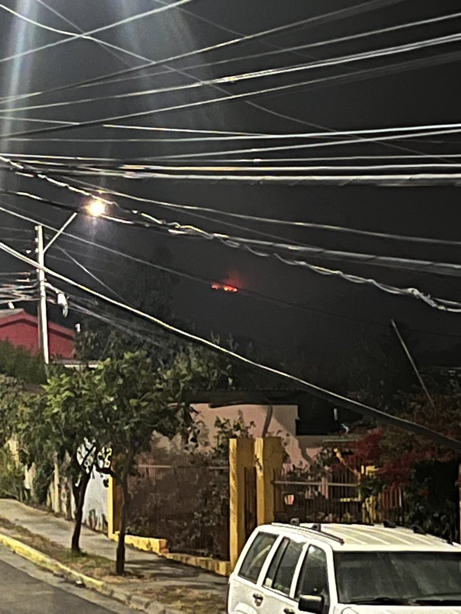jorgeguerin's tweet photo. 23:02 PM, Fuego en sector alto del retiro en Quilpué? #RegionDeValparaiso #Quilpue #incendioforestal #Bomberos https://t.co/Nd2qd8XS9n