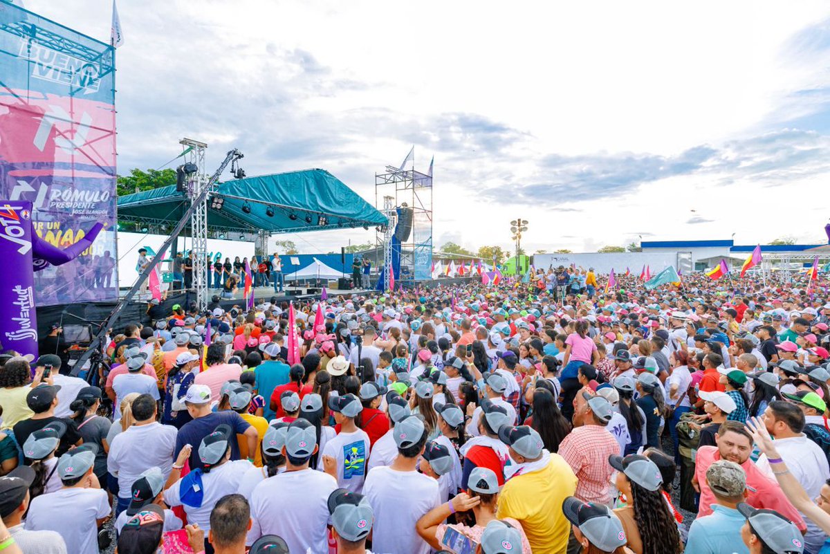 Campaña de Rómulo Roux
Arranque de la maquinaria en Bugaba

Así fue el lanzamiento de campaña del candidato presidencial Rómulo Roux en Bugaba, Chiriquí.

Roux, Blandón, los panameñistas más los CDs, convocaron en este lugar un evento multitudinario con demostración de músculos.