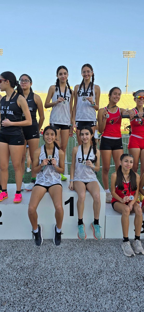 What a day for the distance crew.  3 relays, 3 medals. This time it was a Gold with the 1st place finish in the 4x800m.  Congratulations Mareli, Andrea, Gabby, and Téa!