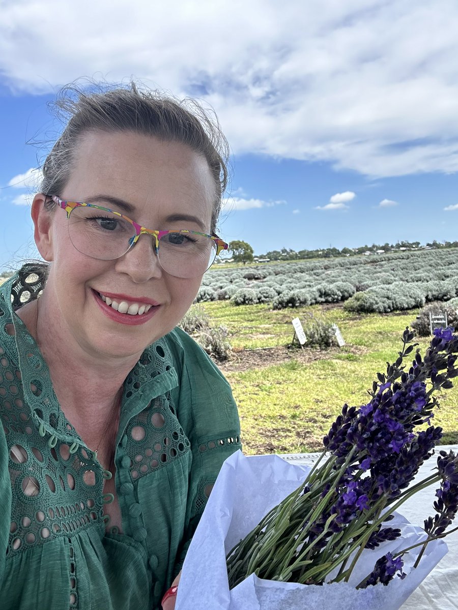 🪻I got lost in a sea of #lavender at Windy Acres Farm today &amp; picked bundles of fragrant blooms under the sun….the scent was pure bliss 🦋 🌿
Then I followed it up with heavenly scones &amp; dreamiest iced lavender latte💜
#LavenderLove #FarmDay #SensoryDelight #toowoombaregion