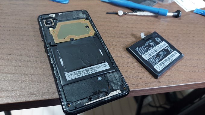 モバイルルーターとして使ってたrakuten mini  バッテリーがヘタってたんで入れ替えたんですが 分解が鬼大変でした ミドルフレームが全然外れない  とりまバッテリーが新品になり快適に動作しています<a href="/tag/%E3%83%89%E3%82%B9%E3%83%91%E3%83%A9%E3%82%BB%E3%83%83%E3%83%88%E3%82%A2%E3%83%83%E3%83%97"class="tags"><span>#ドスパラセットアップ</span></a>