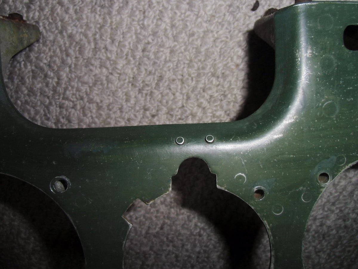 零式艦上戦闘機の製造会社
戦時量産なので当然例外有り。
主計器板の小名板の違い。
一枚目は、三菱の量産機。頭の丸いリベットでアルミ製の小銘板を固定している。
二枚目は、中島製の比較的後期の機体(五二型)。残っていないが、文字が印刷されたシール状のセロハンになった。リベットの頭は平。