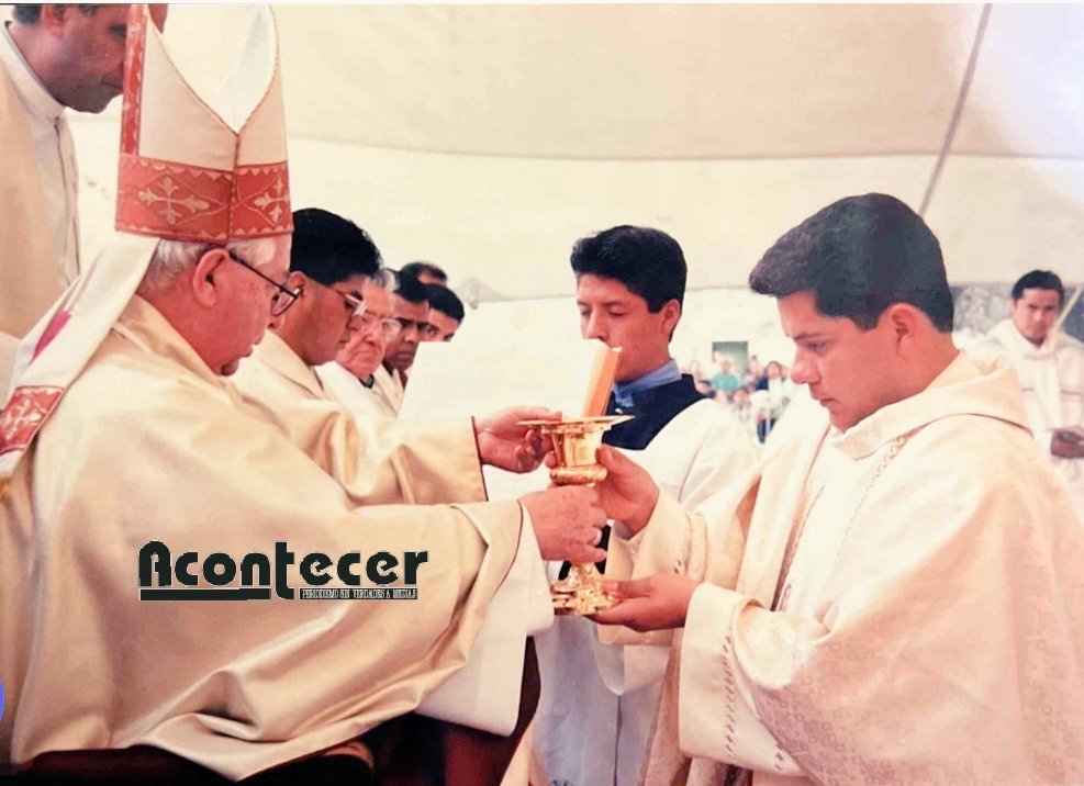 acontecer_'s tweet photo. #Reporte 🙏 | Con motivo del vigésimo quinto aniversario de la ordenación sacerdotal del titular de la @pcadereytaqro, presbítero Manuel Balderas, se realizará -mañana- una solemne concelebración que encabezará el obispo de @diocesisqro, Fidencio López, en #CadereytadeMontes. https://t.co/BhrLh23Ll1