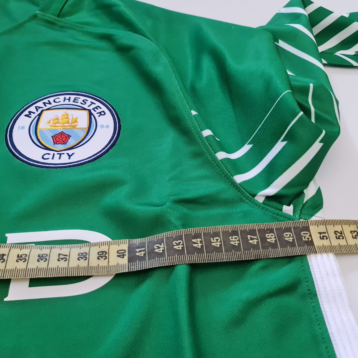 NIKE MANCHESTER CITY FC MCFC NK DRY STADIUM JERSEY LONG SLEEVES GOAL KEEPER ART NO : 847258-303 COLOUR : CONDITION : BRAND NEW WITH TAG (SAMPLE TAG) SIZE : - M RETAIL PRICE : RP. DISCOUNT PRICE : RP. 450.000,-