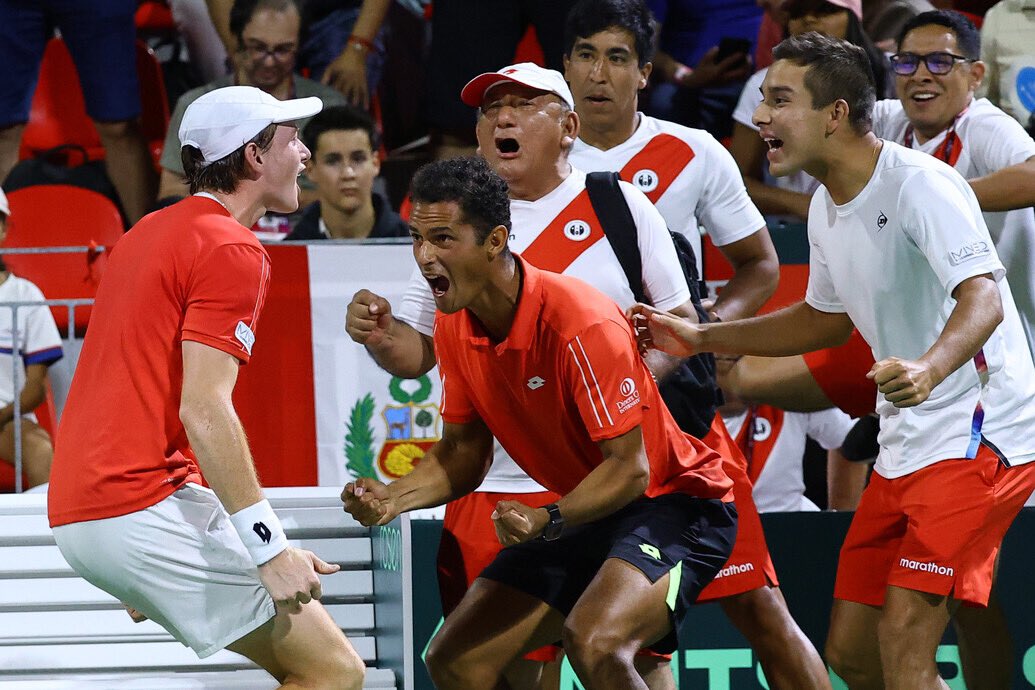CopaDavis's tweet photo. ¡Postales de una noche inolvidable! 🇵🇪

Buse derrotó a Jarry y abrió la ilusión de Perú en Santiago. 👏🏻

#CopaDavis https://t.co/ie1pISC1BV