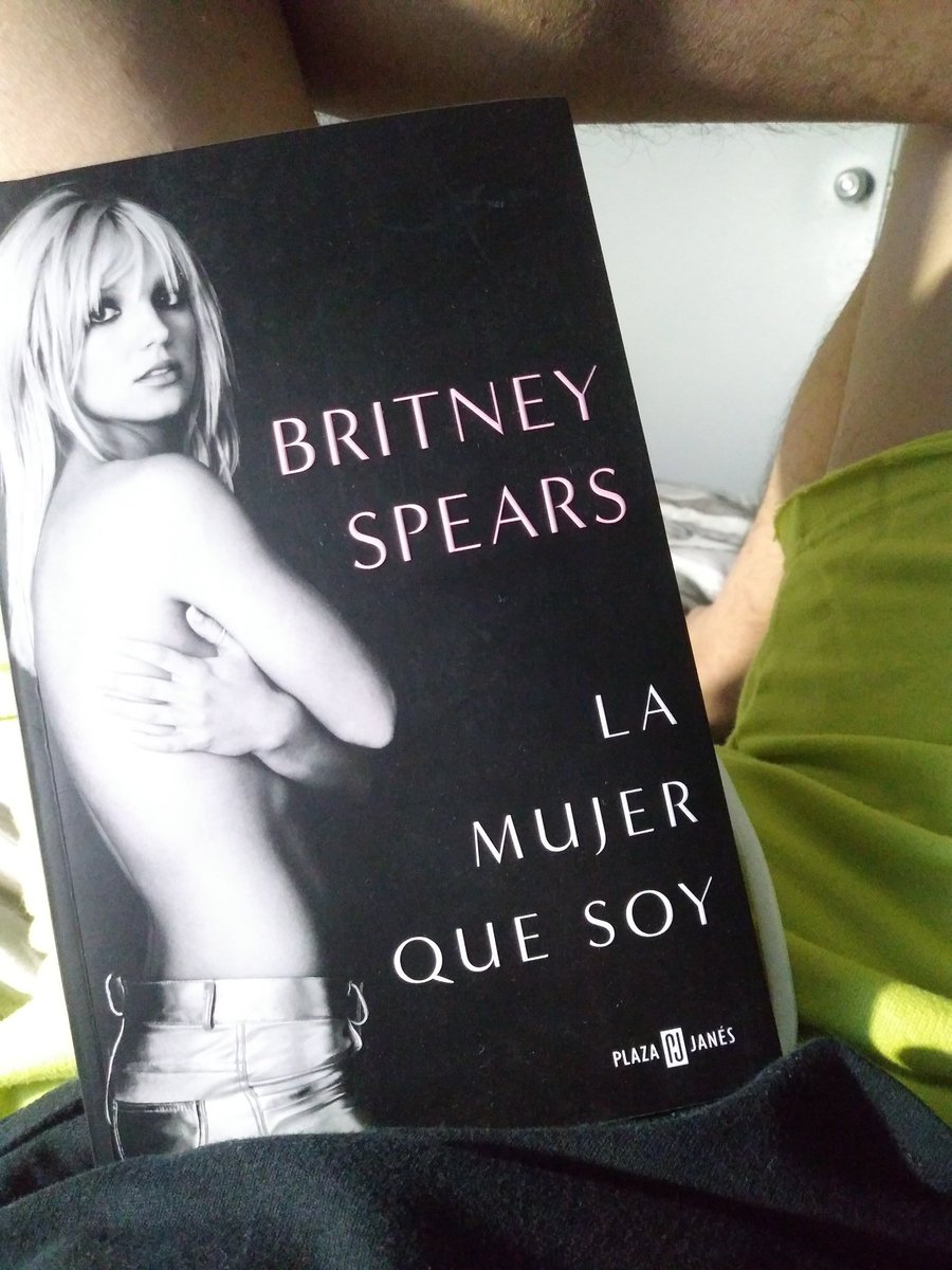 josean_fg's tweet photo. Momento de leer
#BritneySpears #TheWomanInMe
#books #britneycollection https://t.co/bmyqs7nqah