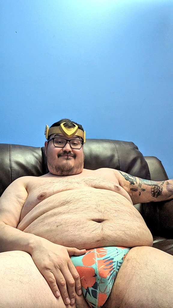 MisoTheBurr's tweet photo. Loki-Chub demands belly rubs and much more #chubbybear #chub #bear #hairybear #nerdybear #bodypositivity #meundies https://t.co/r9yVHc6ZWI