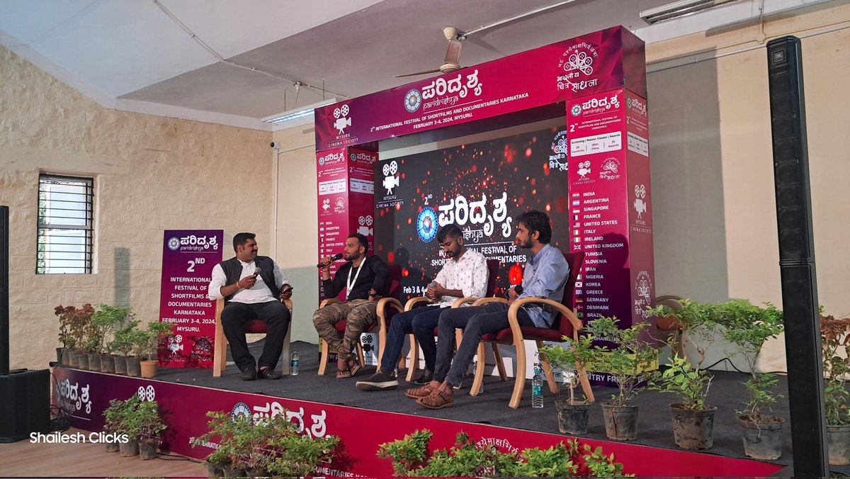 HishaileshSk's tweet photo. The day 2 of 2nd edition of Paridrishya Film Fest at Nala Auditorium begins with
Nitish Dambal engaging the #paridrishya Emerging Film Makers Eshanya Sharma Kr , Vignesh Paramasivam @BhuvanSatya
#paridrishyafilmfest
#documentaryfilm
#shortfilmfestival
#mysuru https://t.co/lGZT0y9MUG