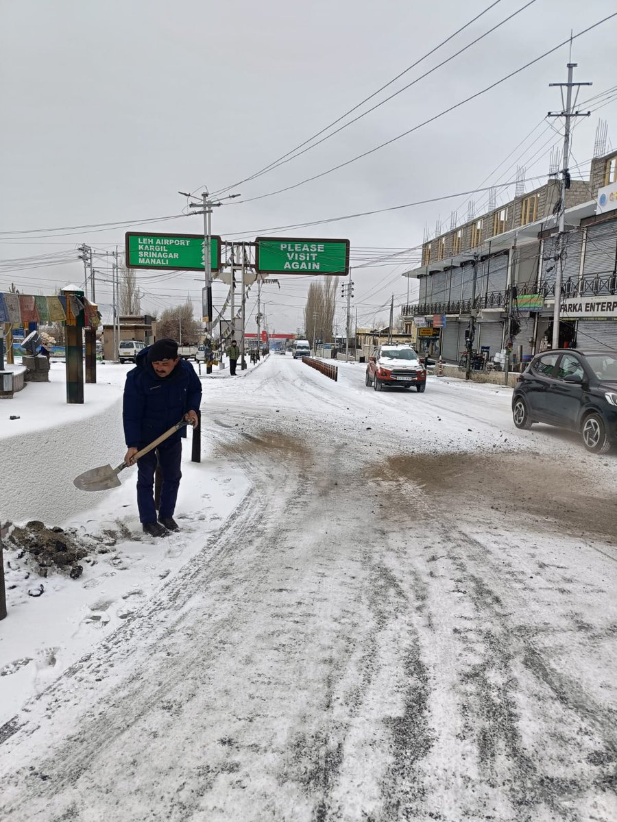 EarthNewsLadakh's tweet image. Due to #Heavysnowfall  #Trafficcop clearing road at #SingeyNamgyalChowk to clear vehicular #traffic

@lg_ladakh @ADGP_Ladakh @police_kargil