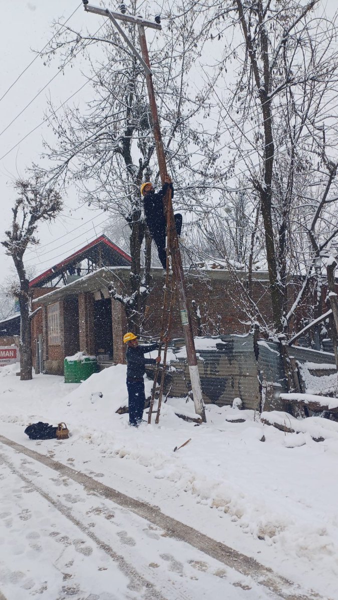 Power supply Status in District #Pulwama All 16, 33KV Lines ⬆️ All 36 Rec Stations ⬆️ All 128, 11KV feeders ⬆️ Isolated DT outages being attended to. Kudos to our KPDCL teams. @basharatias_dr @PIB_India @ddnewsSrinagar @KPDCLOfficial @mussarat_zia @diprjk @OfficeOfLGJandK