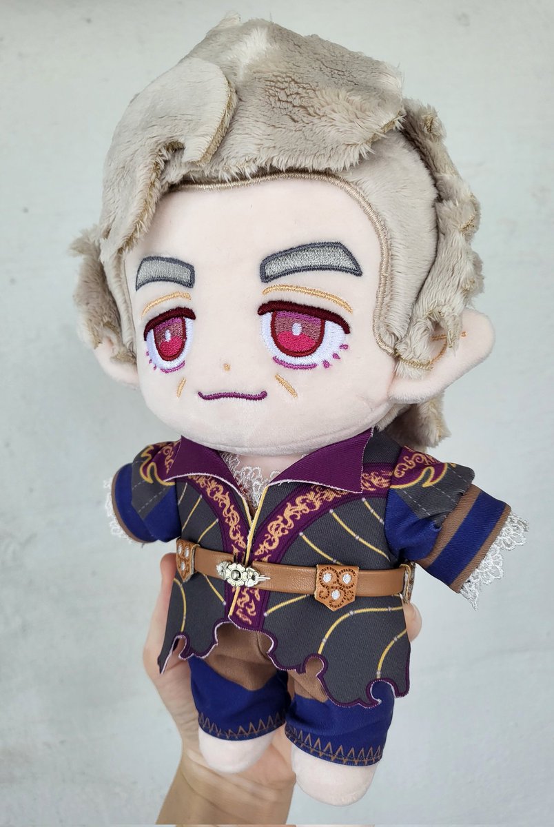twee_doodles's tweet photo. Here are a few other shots of my Astarion plush from the different supplier!!

The hair and his body still needs some more work, but I'm super happy with his costume! The lace is so darling up close 💖 https://t.co/BUutFLdzs1