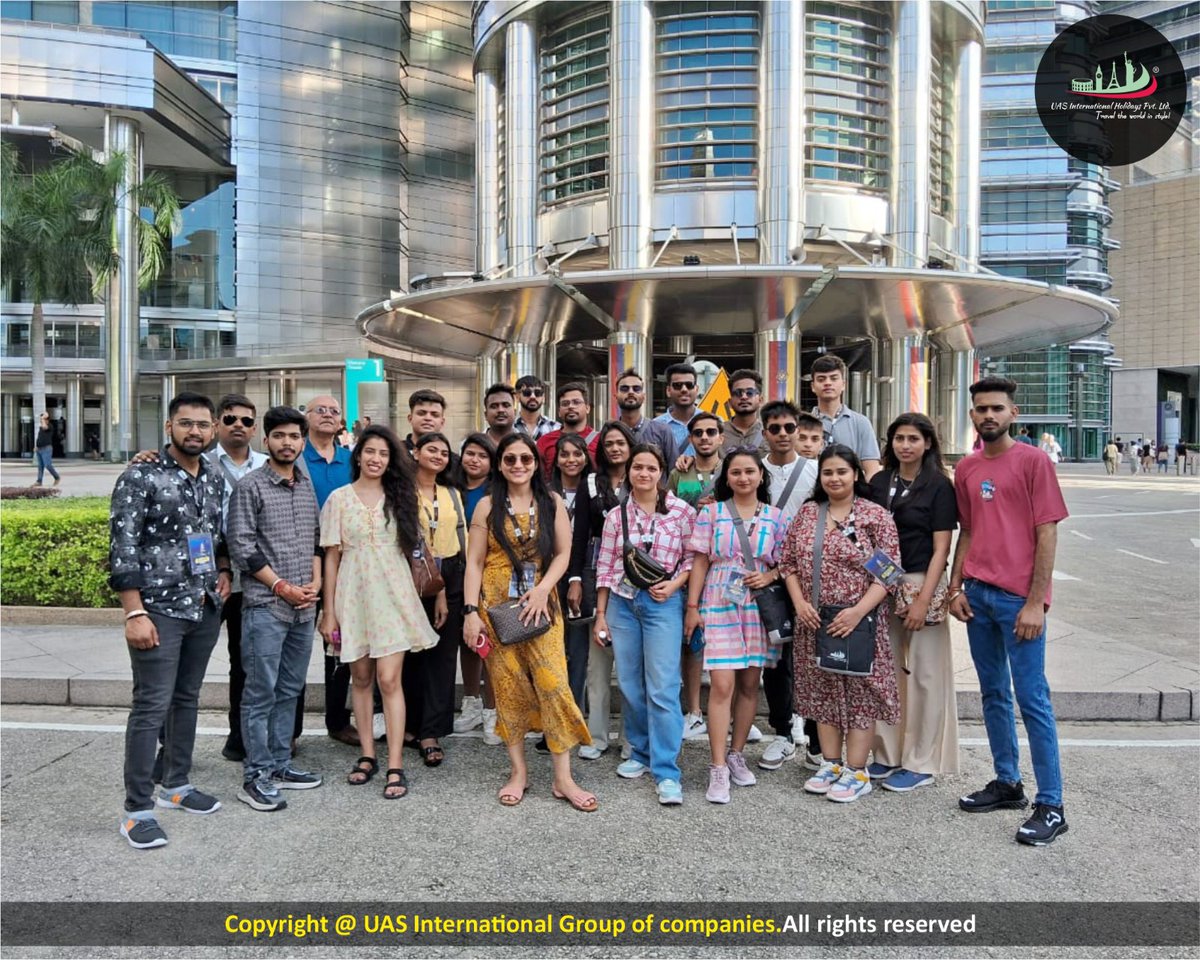 UasInternationa's tweet image. 🌈Students reaching new heights of excitement at the iconic Petronas Twin Towers and KL Tower in Malaysia! 🇲🇾👩‍🎓

#StudentExplorers #MalaysiaAdventures #PetronasTwinTowers #KLTowerExperience #EducationalJourney