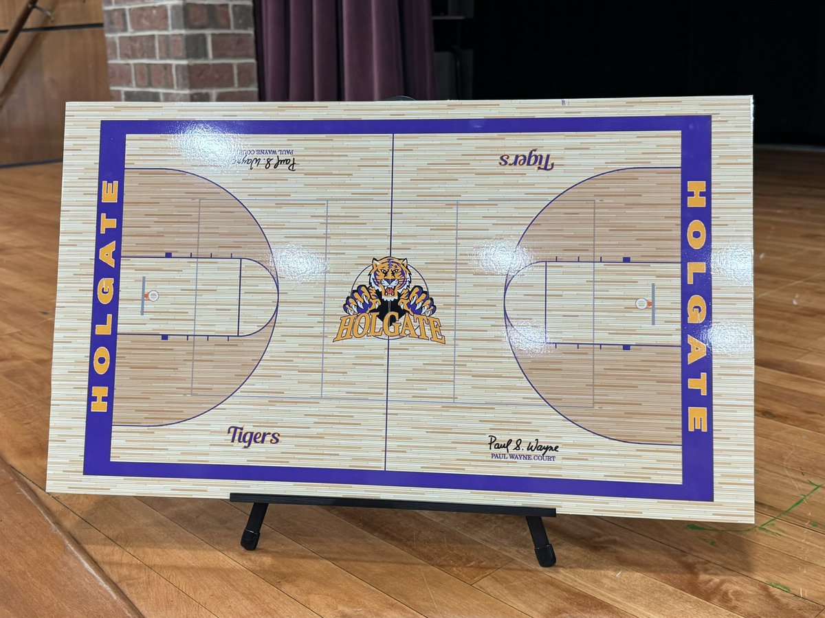 harris33sarah's tweet image. nobody more deserving. a wonderful evening honoring the 20 years since the 2004 state championship team, and one of the best coaches in NWO. Coach Wayne, you are a treasure.💜 Holgate is so lucky to be getting a court named after someone so special.