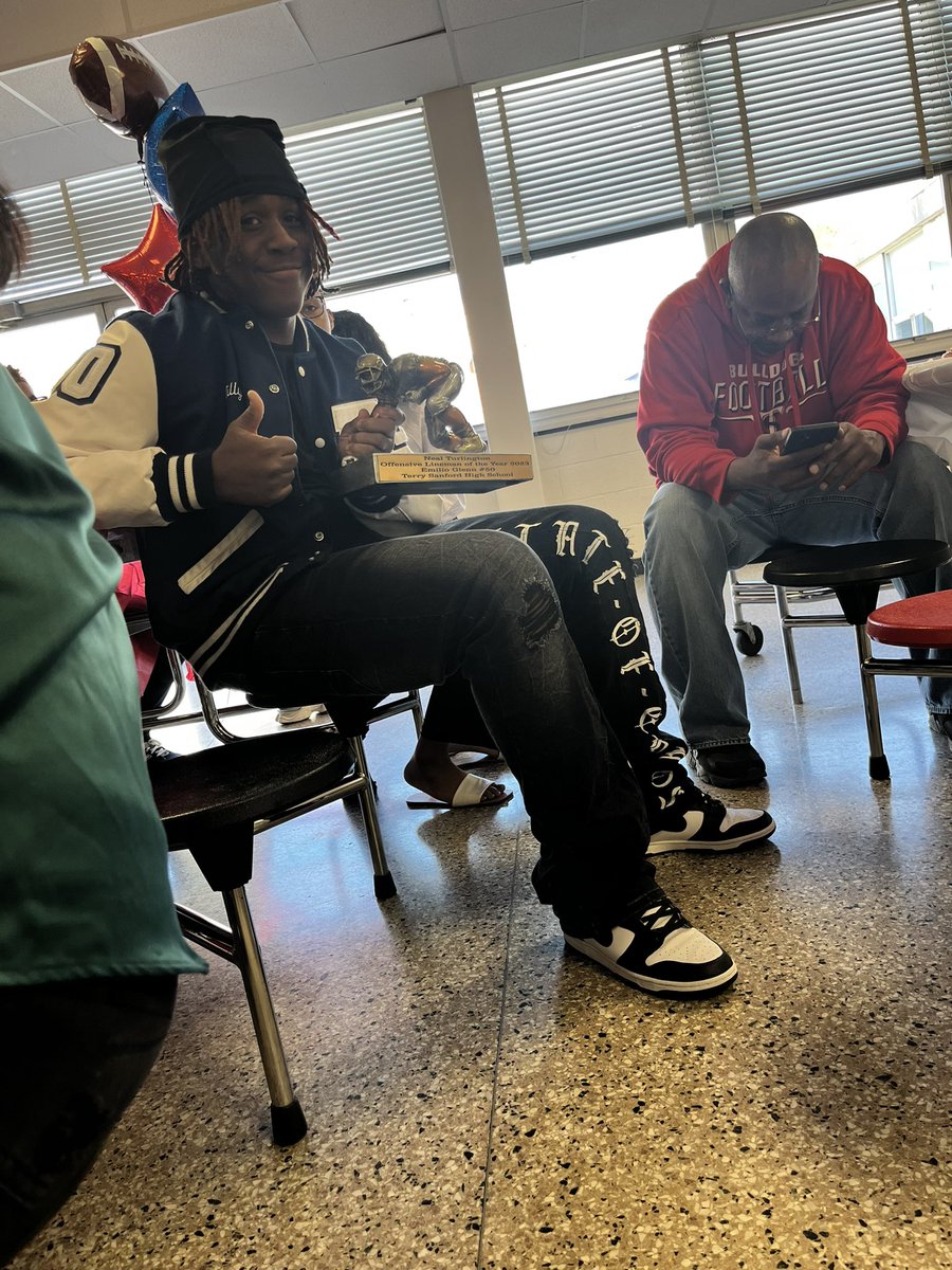 I was presented with the Offensive lineman of the year award today from the man <a href="/tolerbear65/">Michael Toler 🥞</a> himself at the banquet, thank you everyone who believed in me even when i wasn’t the man i am today!! <a href="/BMACICE/">🅱️ COACH MAC Ⓜ️</a>