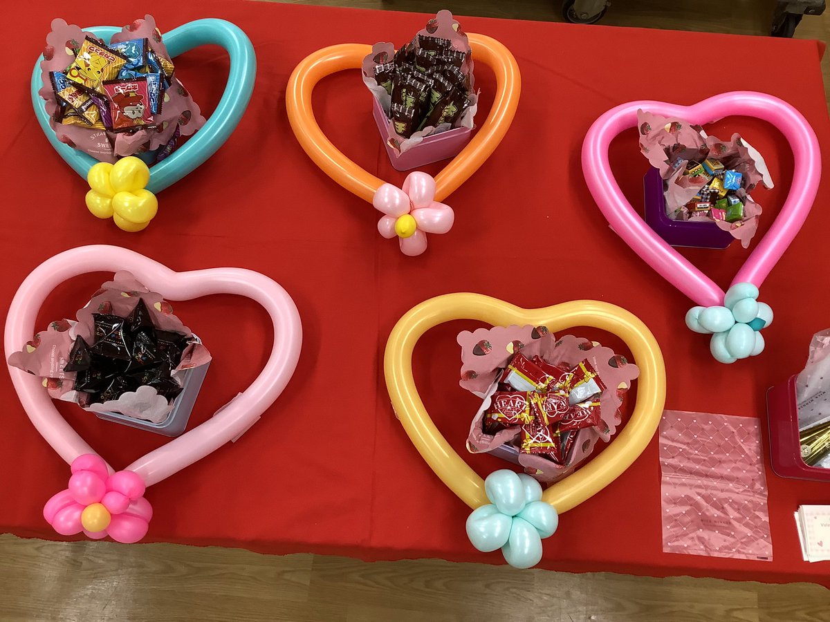 izumiya_matsu's tweet photo. 2月4日(日)3階特設会場にてバレンタイン💌のイベントを開催致します💕
バレンタインにおかしとメッセージを渡しませんか？✨✨
美味しいチョコ🍫を沢山用意してお待ちしております💕🎁 https://t.co/DBH61Edmrz