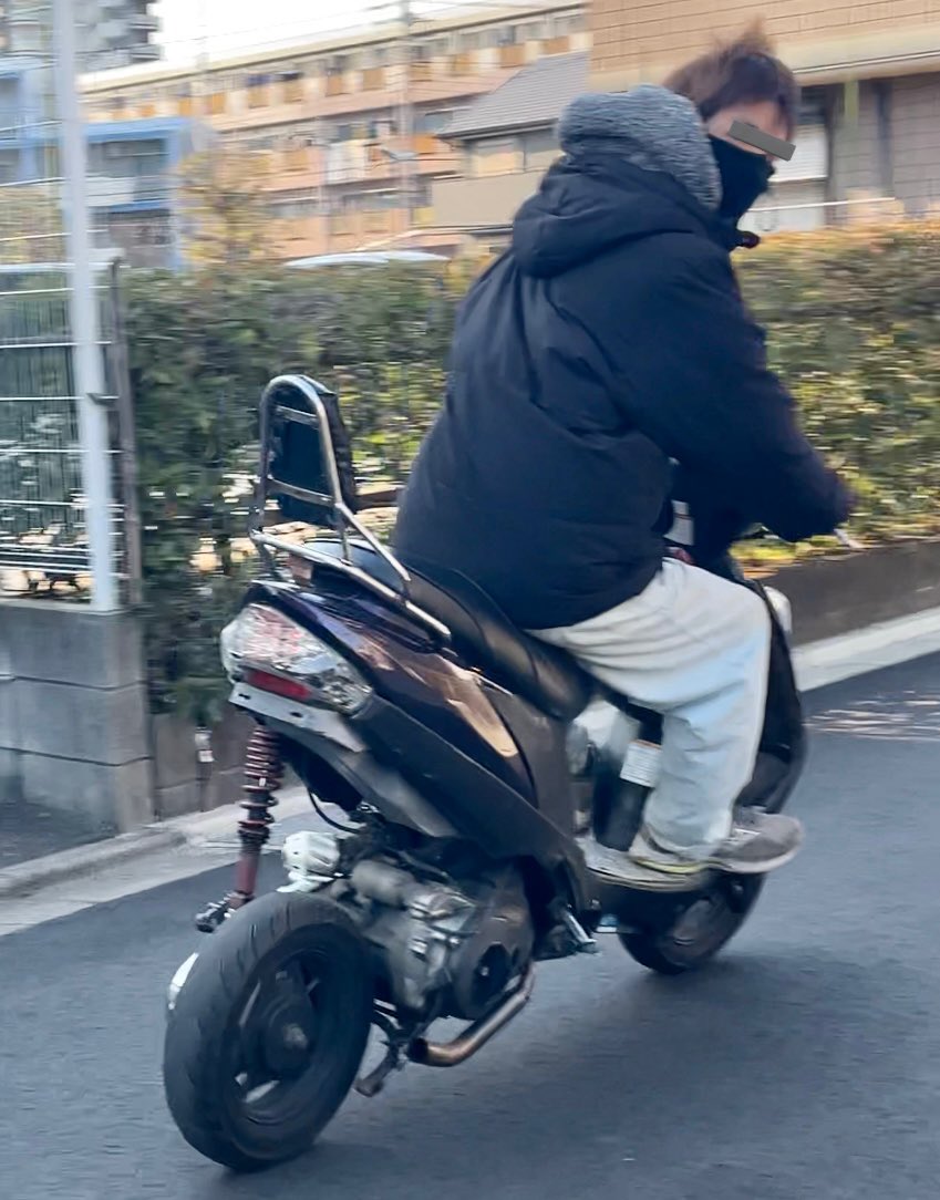 ngNs0ZrjWdLYtBl's tweet photo. ノーウインカー  ノールック
ノーミラー  ノーヘルメット
ノーナンバー  ノータリン https://t.co/04axQpGWNi