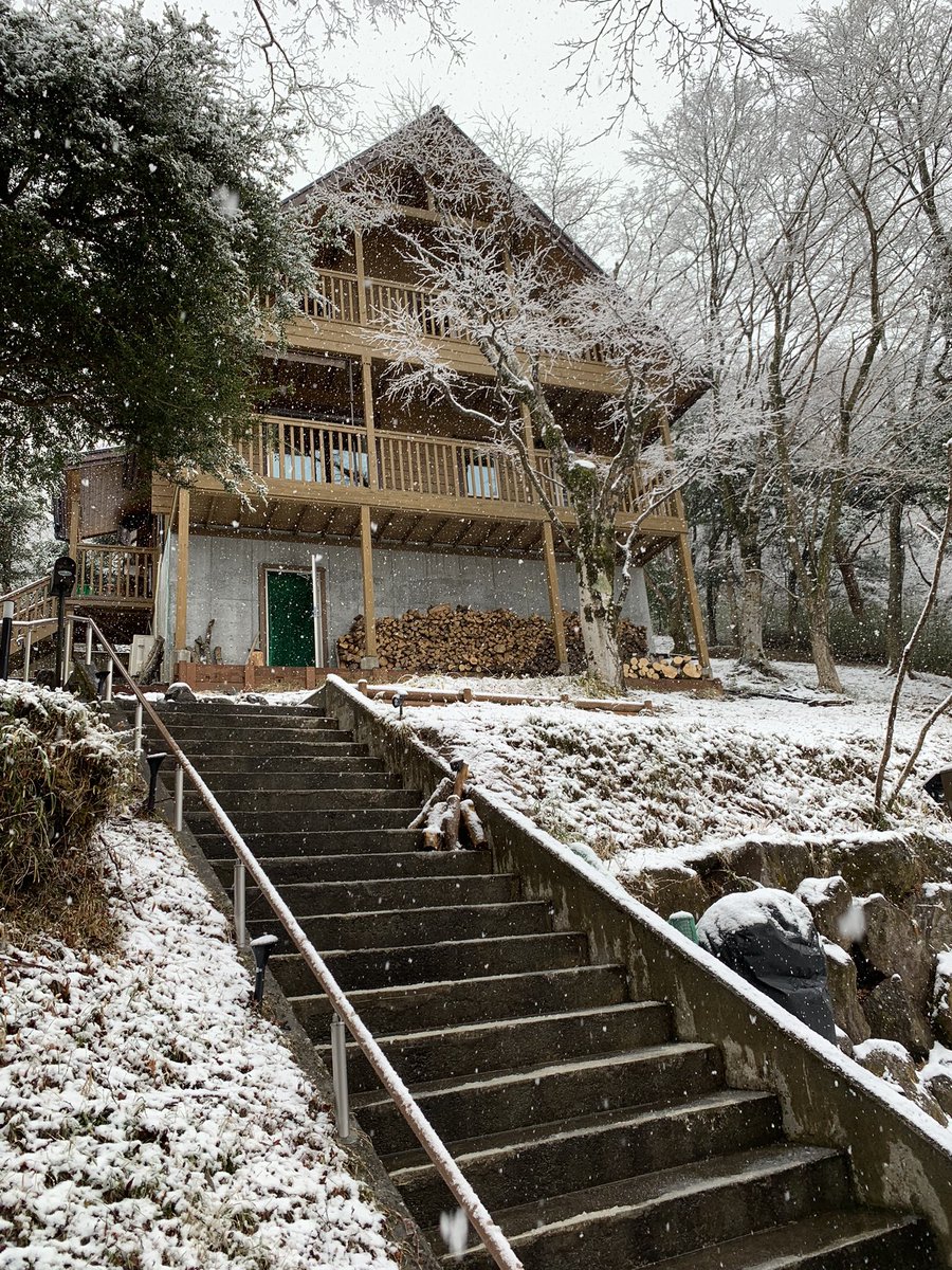 KafeFika3's tweet photo. 元箱根のkafefika箱根です。
立春を迎えた朝.雪❄️になりました。11時現在、雪はほぼ止んでいますが、路面は、滑りやすくなっています。皆さん、暖かくして気をつけてお過ごしください☕️
#kafefika箱根 #芦ノ湖ログハウスカフェ #コーヒー #暖炉薪ストーブ #雪 #箱根子育てシェアタウン #AsMama https://t.co/t2YkdFDHTp