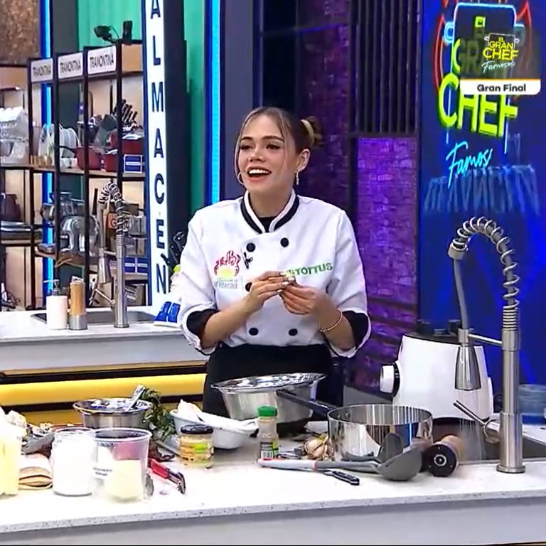 AlexaLovesLarry's tweet photo. Mayra haciendo la cuenta regresiva JAJSAJSJA, es el efecto Mesones #ElGranChefFamosos https://t.co/6g9WzPrhfD
