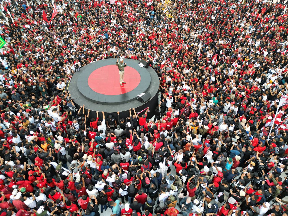 ArsjadRasjid's tweet photo. Vox populi vox dei.

Ketika suara hati rakyat lantang bergema, kekuatannya takkan terkalahkan.

Kemarin di GBK, segala lapisan masyarakat tumpah ruah merayakan pesta demokrasi di Konser Salam Metal: 03 Menang Total. Inilah hajatan rakyat yang sebenar-benarnya. https://t.co/VUJPxBmlX1